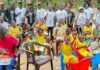 Douala : Aristide Bouna partage un moment de cœur avec les enfants de l’orphelinat OMC AFRAD
