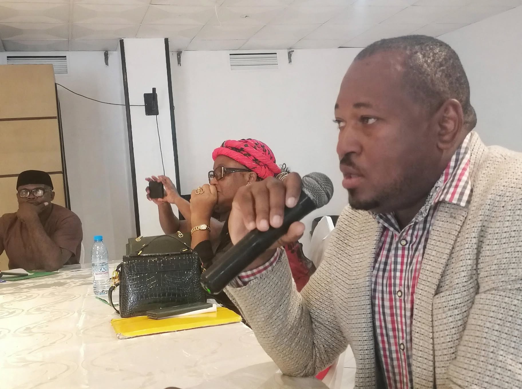 Réunis du 19 au 23 octobre 2026 à Douala, des cadres communaux sont formés au contrôle des produits et sous-produits d’élevage, aux normes environnementales et aux techniques de conservation. À travers cette initiative du Projet de Développement des Chaînes de Valeur de l’Élevage et de la Pisciculture, l’enjeu est de renforcer les capacités des acteurs locaux face aux risques sanitaires liés aux conditions de transport, de stockage et de commercialisation des denrées d’origine animale., 